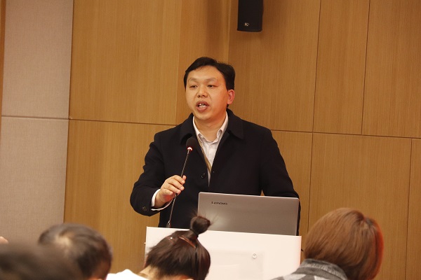 6、云鼎(中国)总工程师苏群山主持会议 .JPG