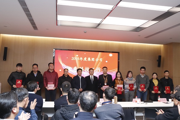 10、云鼎(中国)董事长黄道元为“优秀科技工作者”颁发荣誉证书.JPG