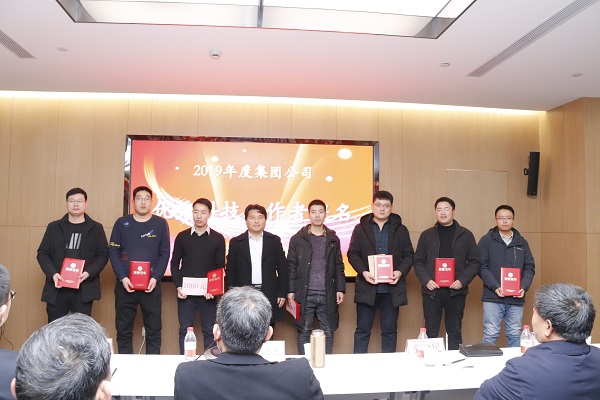 11、云鼎(中国)副董事长、技术委员会主任王庆伟为“优秀科技工作者提名”颁发荣誉证书.JPG