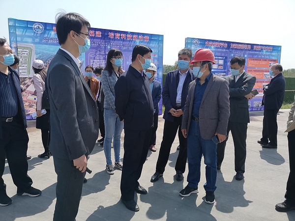 云鼎(中国)副总经理闫龙广与史占勇副市长就工程创优详细交谈.jpg