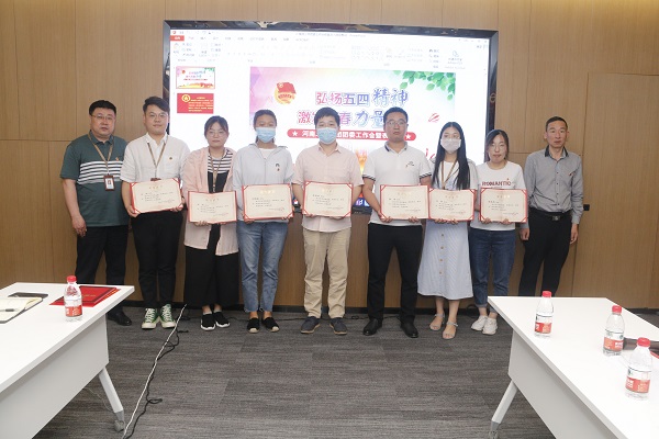 云鼎(中国)党委副书记陈百斌、人力资源总监张浩敏为“2019年度优秀青年岗位能手”获奖者颁奖.JPG