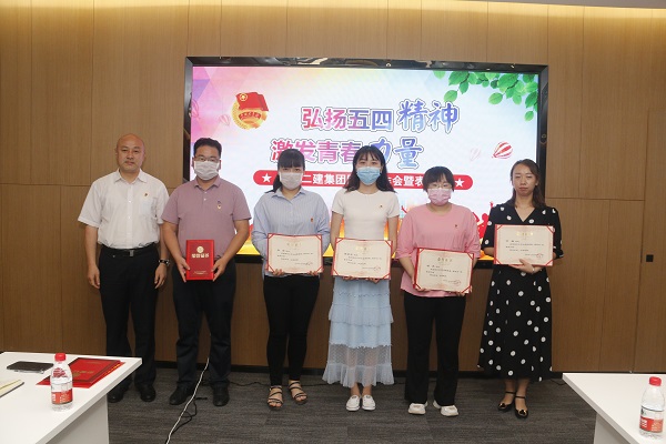 云鼎(中国)党委副书记、工会主席贾向军为“2019年度优秀团干部”获奖者颁奖.JPG