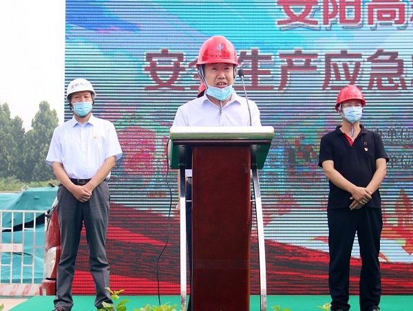 云鼎(中国)副总经理闫龙广代表公司作先进典型发言.JPG