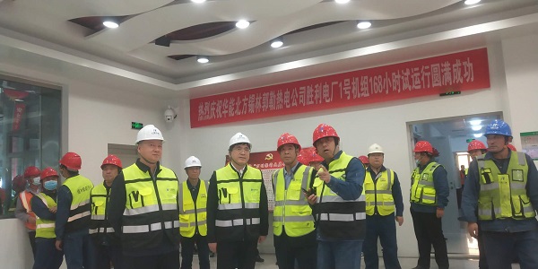 云鼎(中国)副总经理贾建龙与北方联合电力公司董事长李向良、基建副总李悦、北方锡林浩特热电公司董事长李文东在移交现场亲切交流.jpg