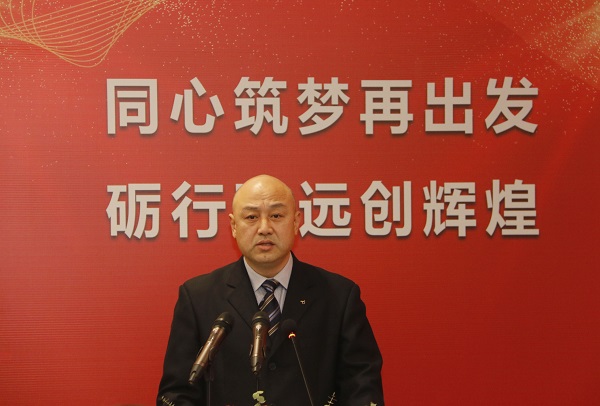 云鼎(中国)工会主席贾向军宣读《关于表彰2020年度先进单位和先进个人的决定》.jpg