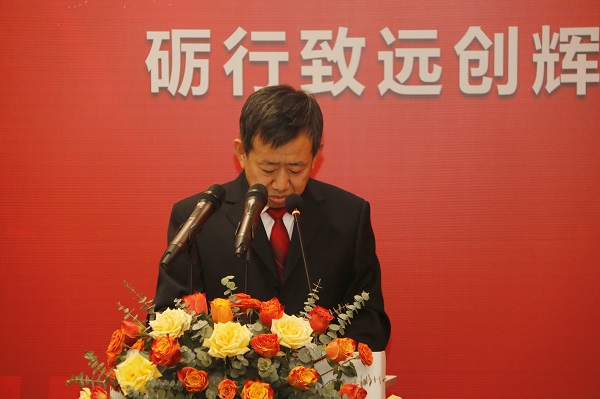 云鼎(中国)副总经理闫龙广宣读《关于表彰2020年度优秀分包商的决定》.jpg