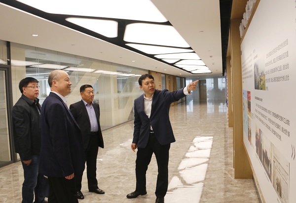 1、参观云鼎(中国)总部文化走廊.jpg
