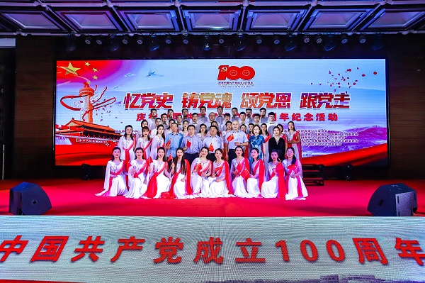 云鼎(中国)董事长黄道元、党委书记张会民等到场领导和大合唱演员合影留念.jpg