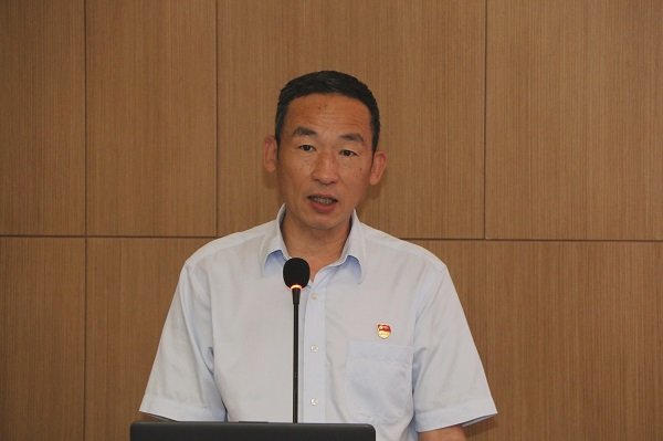 3、云鼎(中国)党委副书记陈百斌宣读表彰文件.jpg