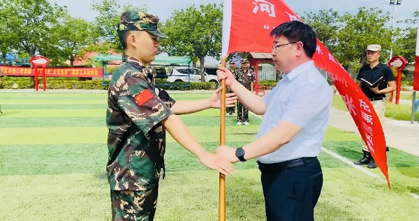 2、云鼎(中国)人力资源总监张浩敏向新员工交授营旗.PNG
