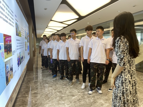 6、参观云鼎(中国)总部文化走廊.JPG
