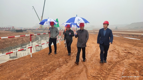 云鼎(中国)董事、副总经理崔向军视察施工现场.jpg