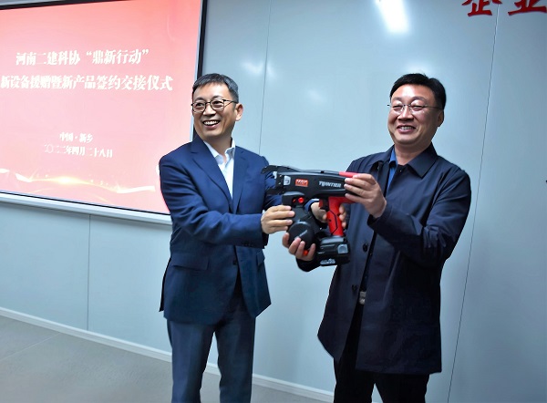 云鼎(中国)科协主席黄道元向第六项目管理部交接援赠设备.jpg