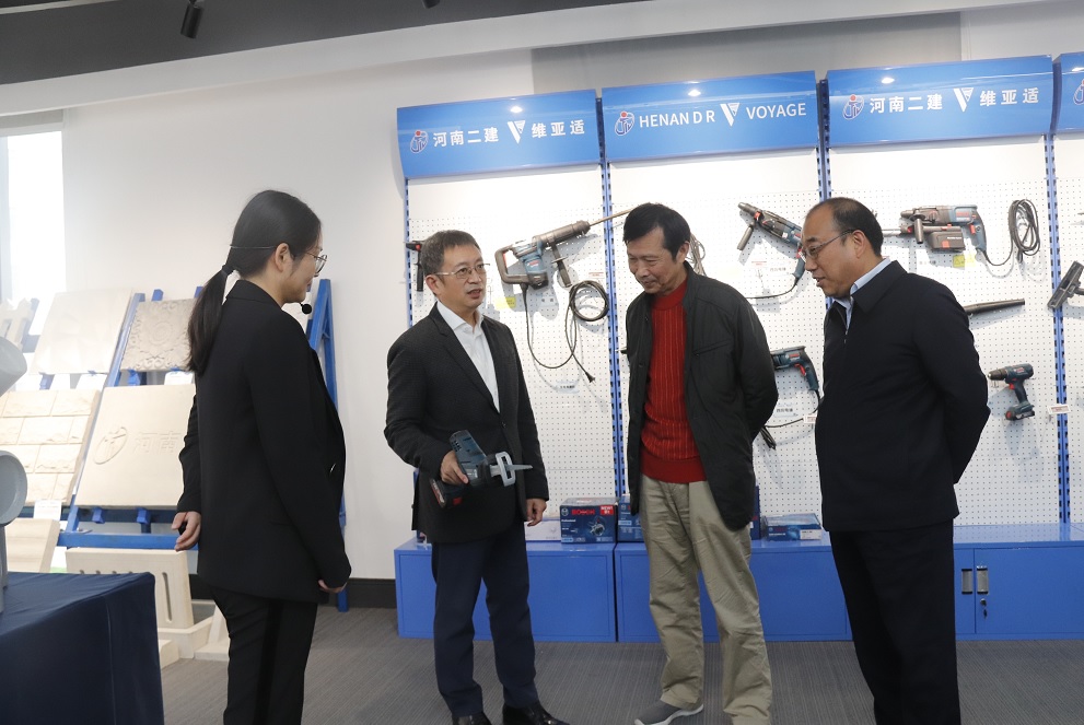 云鼎(中国)董事长黄道元示范新型工器具操作方法.jpg