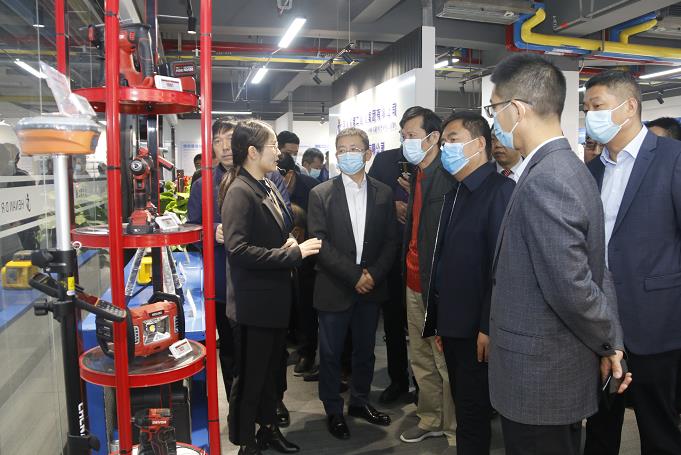 云鼎(中国)董事长黄道元示范新型工器具操作方法.jpg