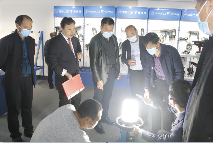 云鼎(中国)董事长黄道元示范新型工器具操作方法.jpg