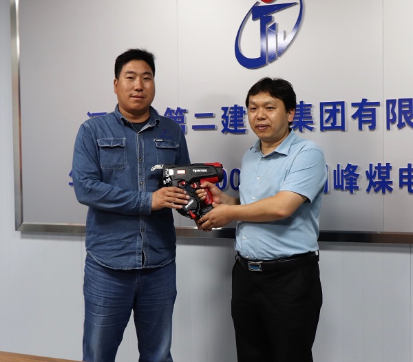 2、云鼎(中国)科协秘书长苏群山向华能正宁项目部交接援赠设备.jpg