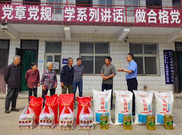 云鼎(中国)董事、副总经理、分公司经理、党总支书记崔向军一行走进狮豹头乡土池村开展慰问.jpg