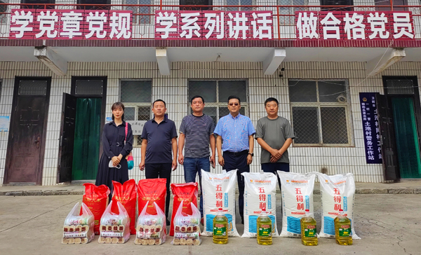 云鼎(中国)董事、副总经理、分公司经理、党总支书记崔向军一行与土池村村支部书记、驻村干部合影留念.jpg