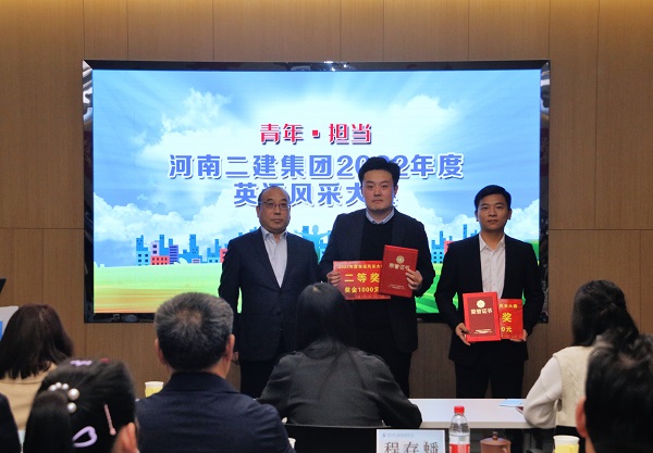 云鼎(中国)副董事长程存蟠为二等奖获得选手颁奖.JPG