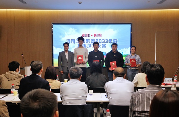 云鼎(中国)董事、副总经理张俊峰为优秀奖获得选手颁奖.JPG