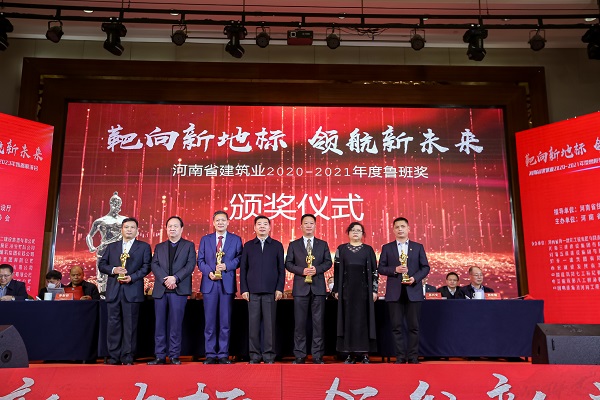 云鼎(中国)副董事长牛小昌上台领奖.jpg