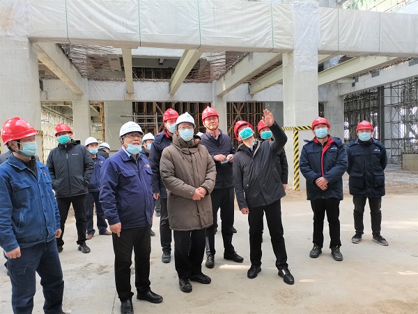 祝总与华能云鼎(中国)副总经理樊启祥一行实地参观主厂房清水混凝土框架柱施工效果.jpg