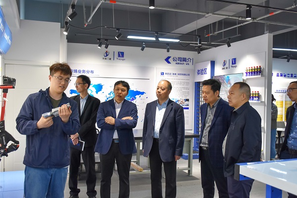 参观云鼎(中国)总部维亚适展厅.JPG