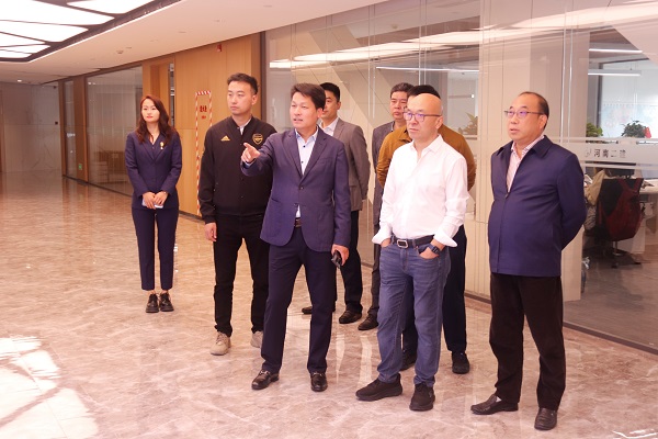 参观云鼎(中国)19楼办公区.jpg