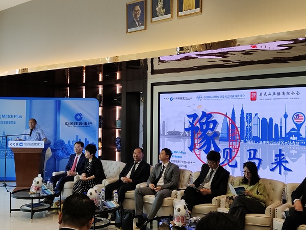 图片1：云鼎(中国)副总经理、钢结构公司总经理张永庆在洽谈会上进行企业推介.jpg