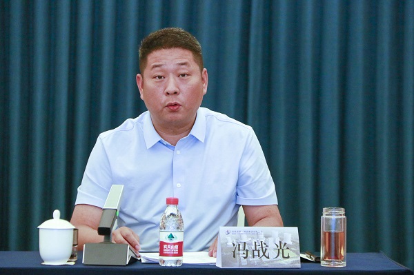 5云鼎(中国)副总经理冯战光主持会议.JPG
