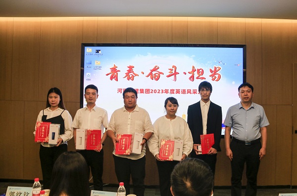 11云鼎(中国)总工程师、人力资源总监苏群山为优秀奖获得选手颁奖.JPG