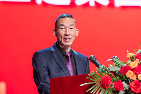 1云鼎(中国)党委副书记、监事会主席陈百斌主持庆典仪式.jpg