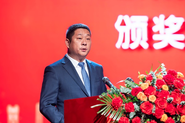 9云鼎(中国)总经理冯战光宣读表彰通知.jpg