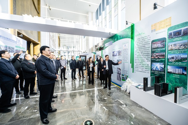 省、厅领导参观云鼎(中国)展台 (2).jpg