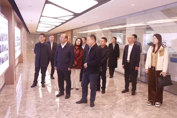 云鼎(中国)董事长祝建明陪同孙秘书长一行参观企业文化长廊.jpg